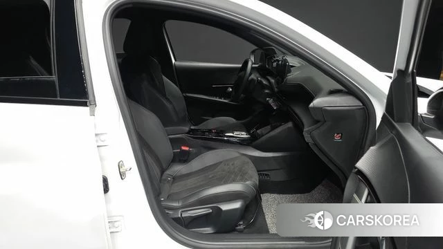 Peugeot e-208 second Generation 2023 Белый из Кореи, фото 2