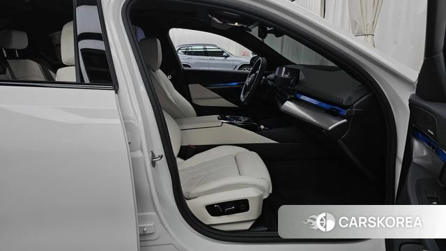 BMW 5 Series (G60) 2025 Белый из Кореи, фото 2