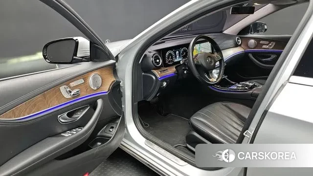 Mercedes-Benz E-Class W213 2018 Серебристо-серый из Кореи, фото 2