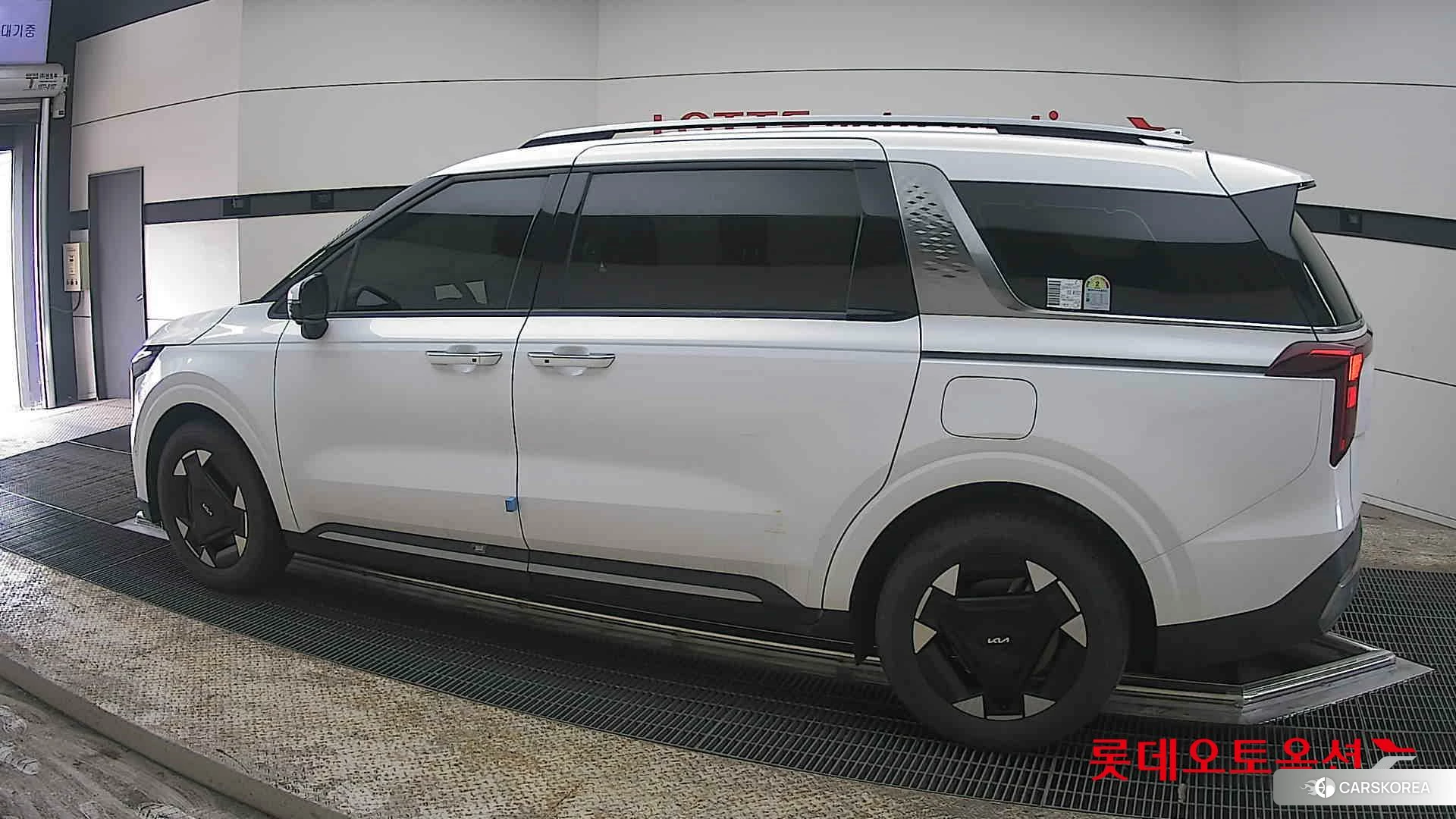 Kia Carnival Hybrid 2025 Snow White Pearl из Кореи, фото 2