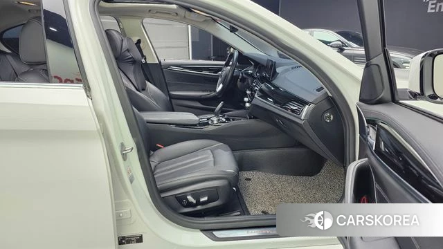 BMW 5 Series (G30) 2018 Белый из Кореи, фото 2