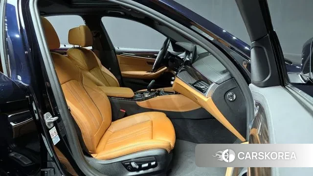 BMW 5 Series (G30) 2022 Черный из Кореи, фото 2