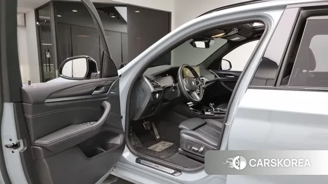 BMW X3 (G01) 2023 Светло-серебряный цвет из Кореи, фото 2