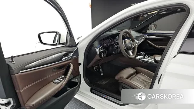 BMW 5 Series (G30) 2023 Белый из Кореи, фото 2