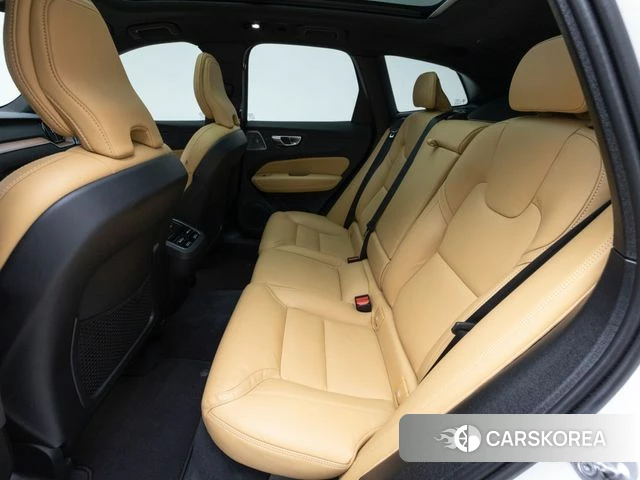 Volvo XC60 second Generation 2024 Белый из Кореи, фото 2