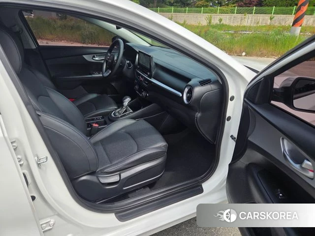 Kia The New K3 2nd generation 2021 Белый из Кореи, фото 2