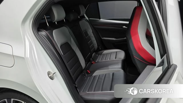Volkswagen Golf 8th Generation 2024 Белый из Кореи, фото 2