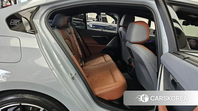 BMW 5 Series (G60) 2024 Цвет галактики из Кореи, фото 2