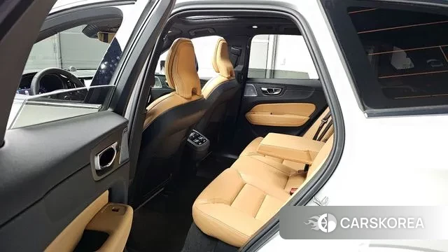 Volvo XC60 second Generation 2024 Белый из Кореи, фото 2