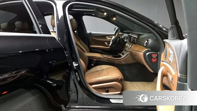 Mercedes-Benz E-Class W213 2021 Черный из Кореи, фото 2