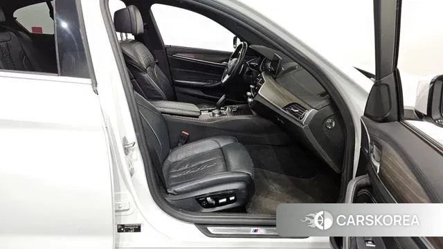 BMW 5 Series (G30) 2018 Белый из Кореи, фото 2