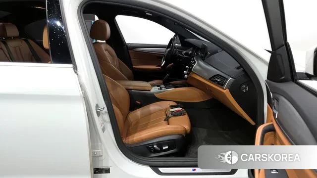 BMW 5 Series (G30) 2018 Белый из Кореи, фото 2