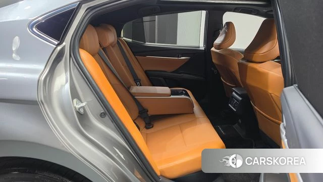 Toyota Camry (XV80) 2025 Серебристо-серый из Кореи, фото 2