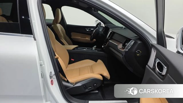 Volvo XC60 second Generation 2022 Белый из Кореи, фото 2
