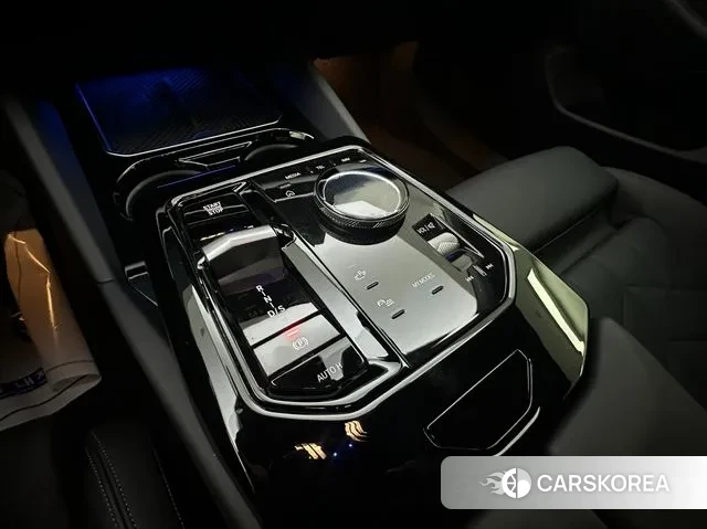 BMW 5 Series (G60) 2024 Черный из Кореи, фото 2