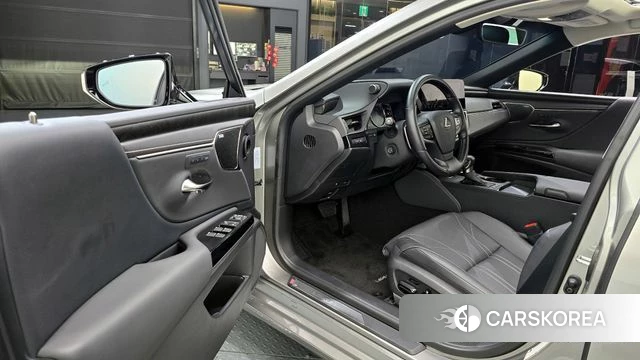 Lexus ES300h 7th generation 2024 Серебряный из Кореи, фото 2