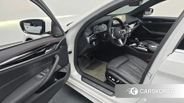 BMW 5 Series (G30) 2023 Белый из Кореи, фото 2