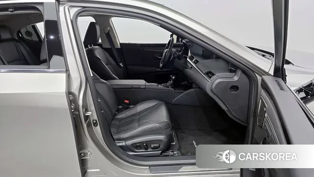 Lexus ES300h 7th generation 2020 Песочный из Кореи, фото 2