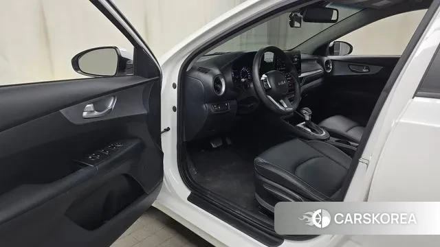 Kia The New K3 2nd generation 2023 Белый из Кореи, фото 2