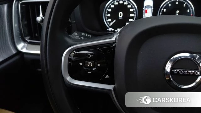 Volvo V60 Cross-Country 2nd Generation 2019 Песочный из Кореи, фото 2