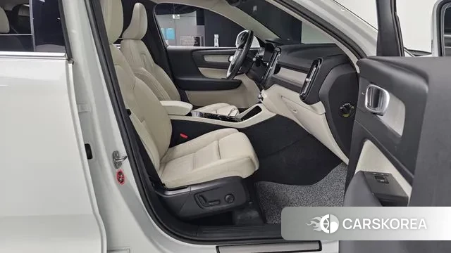 Volvo XC40 2023 Белый из Кореи, фото 2