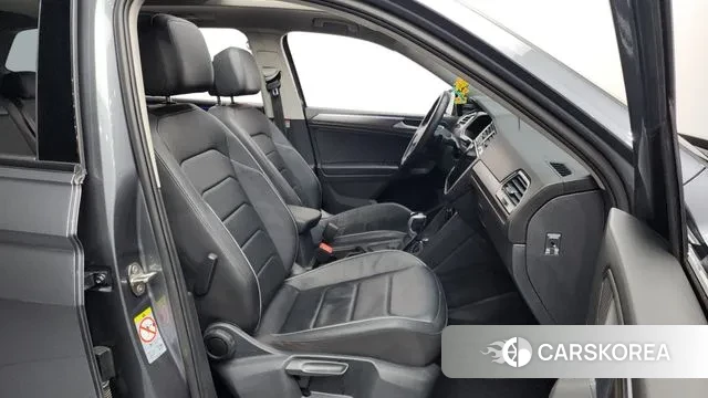 Volkswagen Tiguan Allspace 2023 Серый из Кореи, фото 2