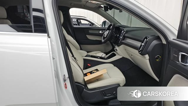 Volvo XC40 2023 Белый из Кореи, фото 2