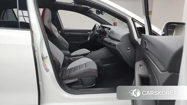 Volkswagen Golf 8th Generation 2024 Белый из Кореи, фото 2