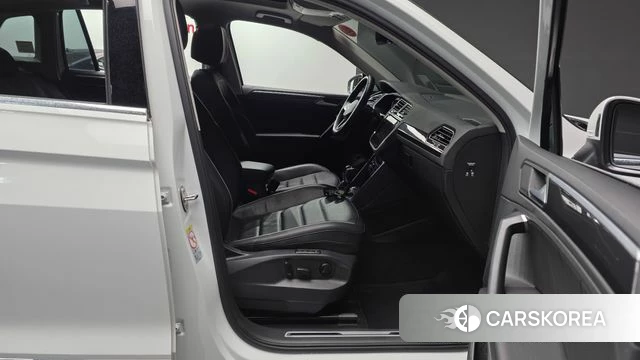 Volkswagen Tiguan second Generation 2021 Белый из Кореи, фото 2