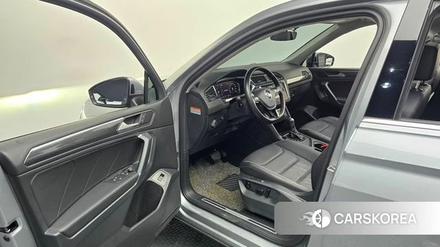 Volkswagen Tiguan Allspace 2020 Серебристо-серый из Кореи, фото 2