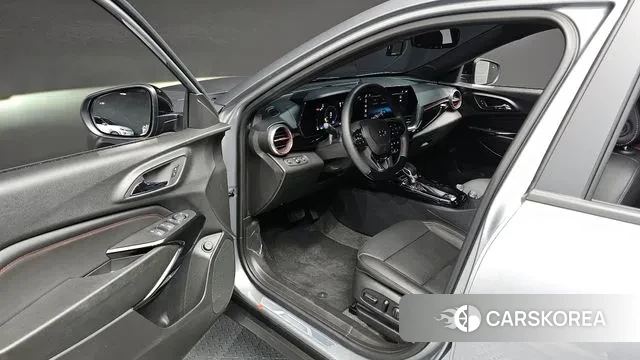 Chevrolet (GM Daewoo) Trax Crossover 2024 Серебристо-серый из Кореи, фото 2