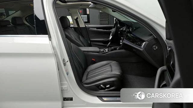 BMW 5 Series (G30) 2018 Белый из Кореи, фото 2