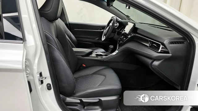 Toyota Camry (XV70) 2023 Белый из Кореи, фото 2