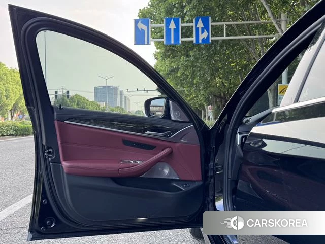 BMW 5 series 2022 Черный из Китая, фото 2