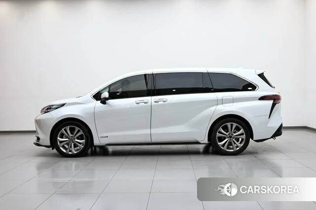 Toyota Saina 2023 Белый из Китая, фото 2