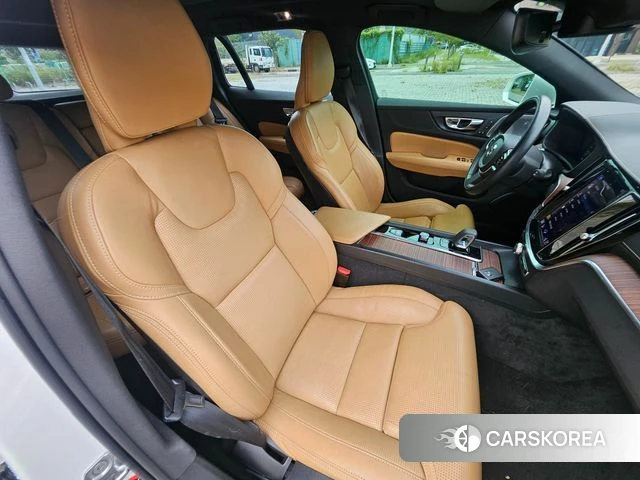 Volvo V60 Cross-Country 2nd Generation 2021 Белый из Кореи, фото 2