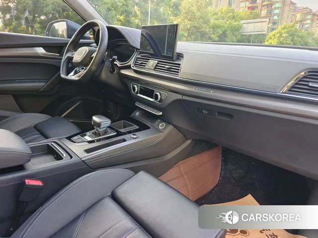 Audi Q5L 2021 Темно-серый из Китая, фото 2