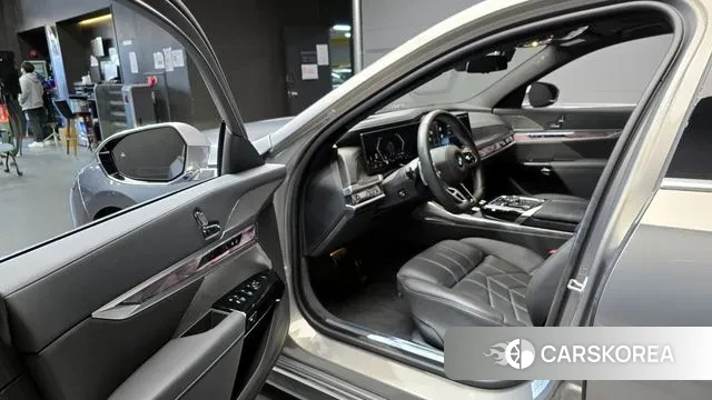 BMW 7 Series (G70) 2023 Серебряный из Кореи, фото 2