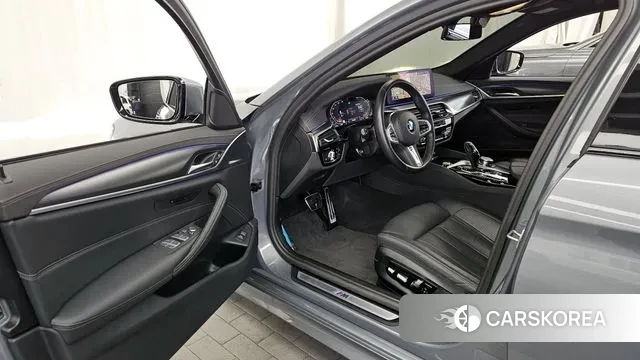 BMW 5 Series (G30) 2023 Серый из Кореи, фото 2