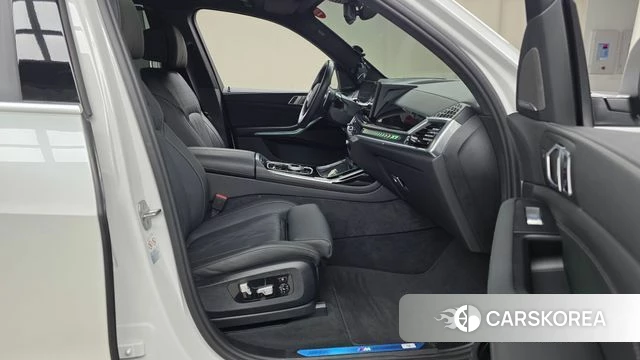 BMW X7 (G07) 2023 Белый из Кореи, фото 2