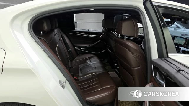 BMW 5 Series (G30) 2018 Белый из Кореи, фото 2