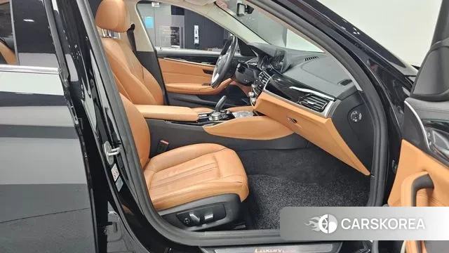 BMW 5 Series (G30) 2018 Черный из Кореи, фото 2