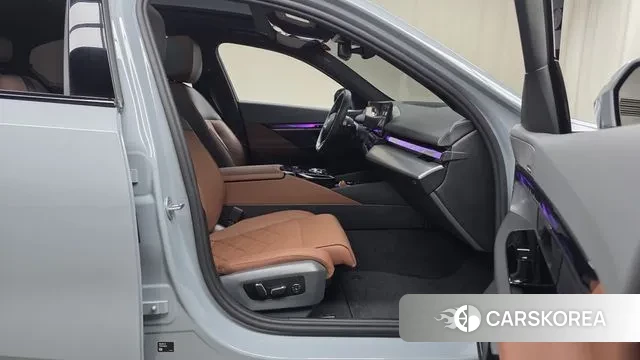 BMW 5 Series (G60) 2025 Цвет галактики из Кореи, фото 2