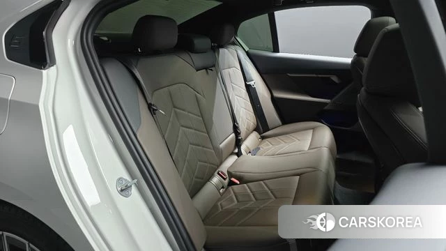 BMW 5 Series (G60) 2024 Белый из Кореи, фото 2