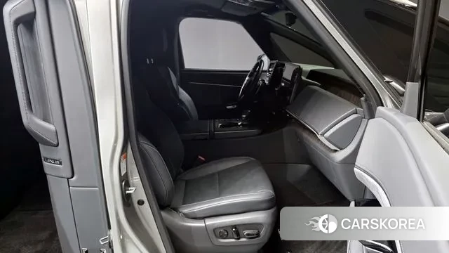 Lexus LM Second Generation 2024 Серебристо-серый из Кореи, фото 2