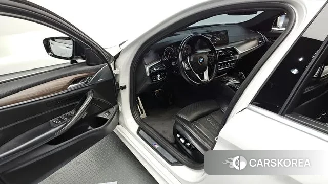 BMW 5 Series (G30) 2018 Белый из Кореи, фото 2