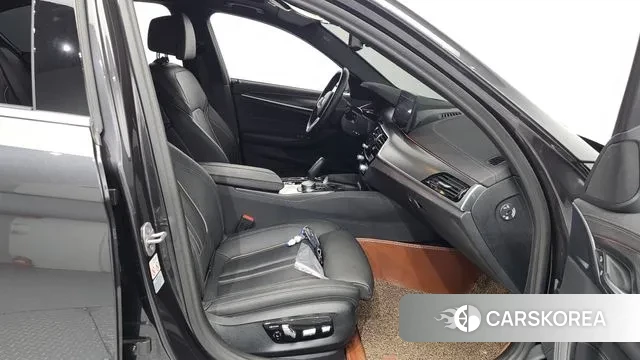 BMW 5 Series (G30) 2022 Серый из Кореи, фото 2