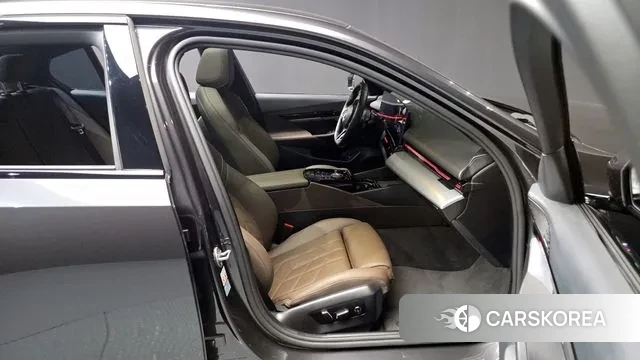 BMW 5 Series (G60) 2023 Серый из Кореи, фото 2