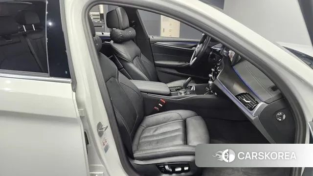 BMW 5 Series (G30) 2023 Белый из Кореи, фото 2