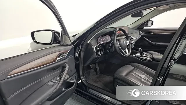 BMW 5 Series (G30) 2023 Черный из Кореи, фото 2